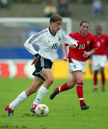 Kerstin Garefrekes (Deutschland) am Ball Fußball Länderspiel Damen Länderspiel 2003, Nationalmannschaft, Nationalteam, Nationaltrikot, Testspiel, Freundschaftsspiel Gruppe Frauen, Frauenfußball, Darmstadt Dynamik,