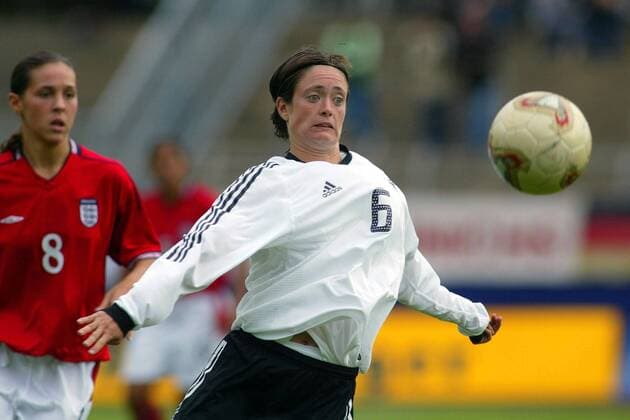 Renate Lingor (Deutschland, re.), dahinter Fara Williams (England) Fußball Länderspiel Damen Länderspiel 2003, Nationalmannschaft, Nationalteam, Nationaltrikot, Testspiel, Freundschaftsspiel Gruppe Frauen, Frauenfußball, Darmstadt Dynamik,