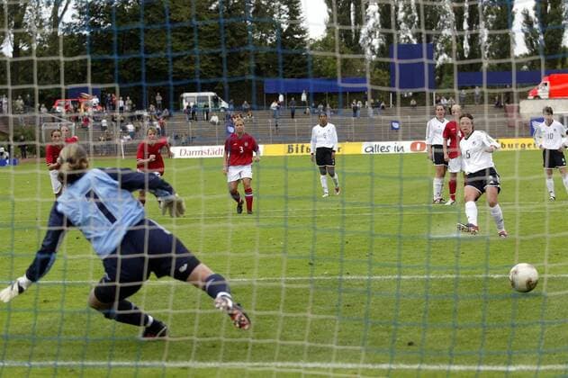 Renate Lingor (Deutschland, re.) verwandelt einen Elfmeter gegen Torfrau Pauline Cope (England) Fußball Länderspiel Damen Länderspiel 2003, Nationalmannschaft, Nationalteam, Nationaltrikot, Testspiel, Freundschaftsspiel Gruppe Darmstadt Dynamik,