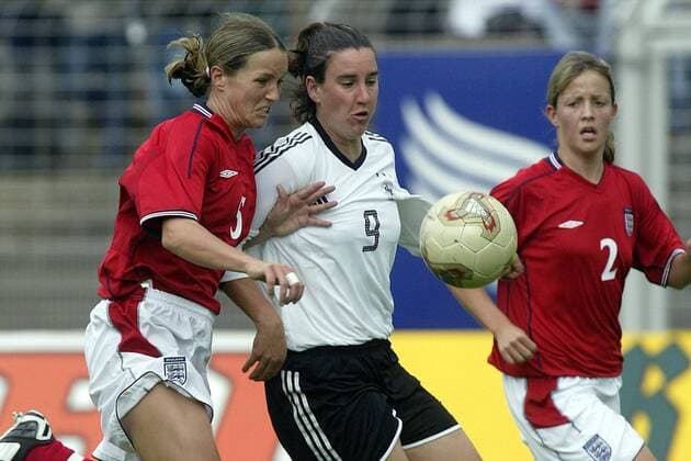 Birgit Prinz (Deutschland, Mitte) gegen Casey Stoney (li.), rechts Leanne Champ (beide England) Fußball Länderspiel Damen Länderspiel 2003, Nationalmannschaft, Nationalteam, Nationaltrikot, Testspiel, Freundschaftsspiel Gruppe Darmstadt Dynamik,