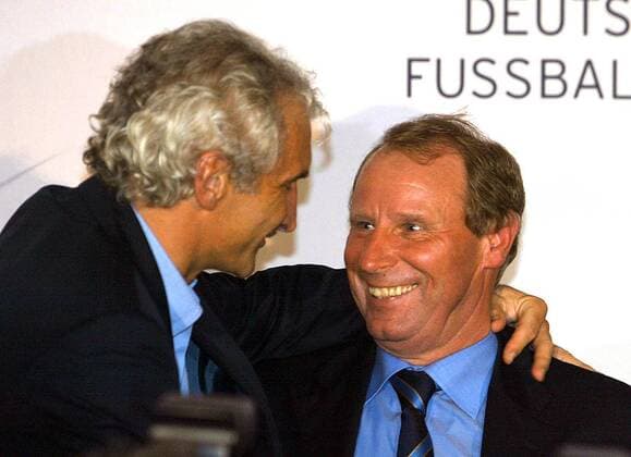 Teamchef Rudi Völler (Deutschland, li.) und Nationaltrainer Berti Vogts (Schottland) verbindet noch viel Gutes aus alten Tagen Fußball Länderspiel Herren Europameisterschaftsqualifikation 2003, Länderspiel, Nationalmannschaft, Nationalteam, Vdig Gruppe Dortmund Harmonie Freude