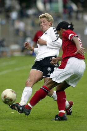 Mary Philipp (England, re.) gegen Kerstin Stegemann (Deutschland) Fußball Länderspiel Damen Länderspiel 2003, Nationalmannschaft, Nationalteam, Nationaltrikot, Testspiel, Freundschaftsspiel Gruppe Darmstadt Dynamik,