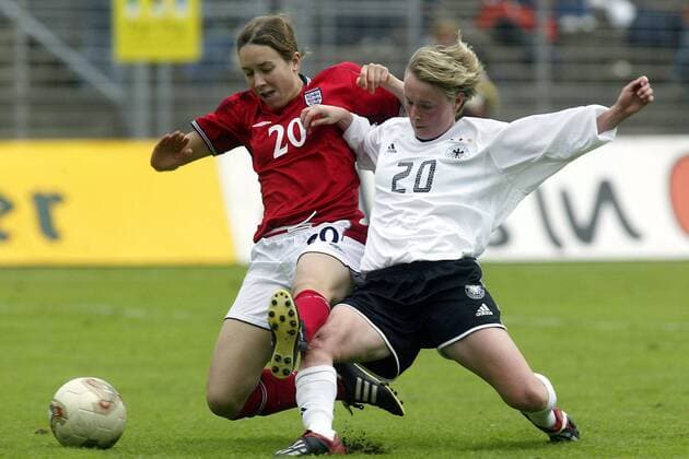 Corinne Yorsten (England, li.) gegen Conny Pohlers (Deutschland) Fußball Länderspiel Damen Länderspiel 2003, Nationalmannschaft, Nationalteam, Nationaltrikot, Testspiel, Freundschaftsspiel Gruppe Darmstadt Dynamik,
