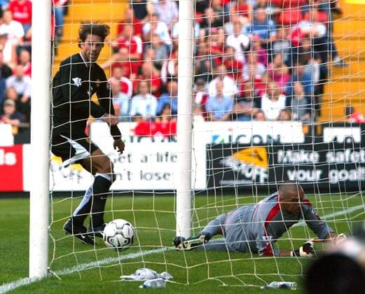 Ruud van Nistelrooy (li., ManU) bezwingt Torwart Dean Kiely (Charlton) Fußball Herren English Premier League 2003 2004, 1. Englische Liga, Charlton Athletic - Manchester United 0:2 Gruppe Charlton Dynamik,