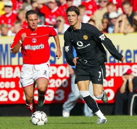 Cristiano Ronaldo (re., ManU) gegen Radostin Kishishev (Charlton) Fußball Herren English Premier League 2003 2004, 1. Englische Liga, Charlton Athletic - Manchester United 0:2 Gruppe Charlton Dynamik,
