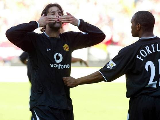 Ruud van Nistelrooy (li.) mit Küsschen für die mitgereisten Anhänger, daneben Fortune (beide ManU) Fußball Herren English Premier League 2003 2004, 1. Englische Liga, Charlton - Manchester United 0:2 Gruppe Charlton Freude,