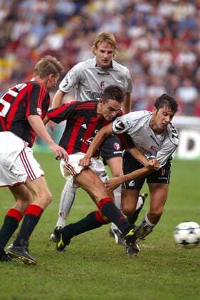 Filippo Inzaghi (Mitte, Milan) setzt sich gegen Cristian Zaccardo (re.) durch und zieht ab, hinten Cesare Natali (beide Bologna) Fußball Herren Serie A 2003 2004, 1. Italienische Liga, AC Mailand - FC Bologna 2:1 Gruppe Mailand Dynamik, Kampf,