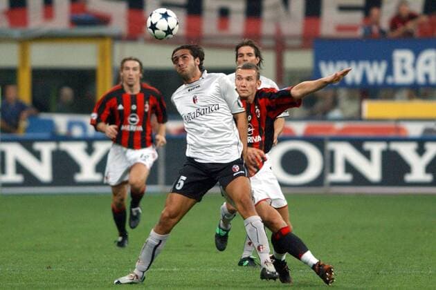 Emiliano Moretti (li., Bologna) gegen Andrej Schewtschenko (Milan) Fußball Herren Serie A 2003 2004, 1. Italienische Liga, AC Mailand - FC Bologna 2:1 Gruppe Mailand Dynamik,