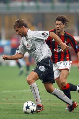 Tomas Locatelli (li., Bologna) gegen Rui Manuel Costa (Milan) Fußball Herren Serie A 2003 2004, 1. Italienische Liga, AC Mailand - FC Bologna 2:1 Gruppe Mailand Dynamik,