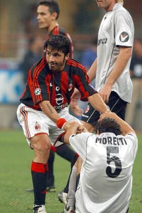 Gennaro Ivan Gattuso (li., Milan) hilft Moretti (Bologna) auf die Beine Fußball Herren Serie A 2003 2004, 1. Italienische Liga, AC Mailand - FC Bologna 2:1 Gruppe Mailand Kameradschaft,