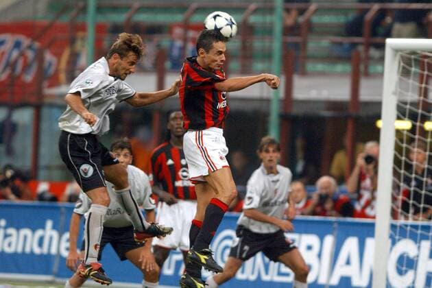 Filippo Inzaghi (re., Milan) vor Tomas Locatelli (Bologna) beim Kopfball Fußball Herren Serie A 2003 2004, 1. Italienische Liga, AC Mailand - FC Bologna 2:1 Gruppe Mailand Dynamik,