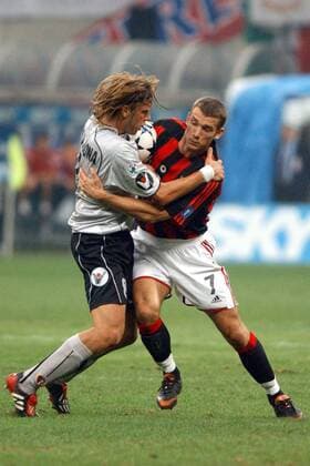 Samuele Dalla Bona (li., Bologna) gegen Andrej Schewtschenko (Milan) Fußball Herren Serie A 2003 2004, 1. Italienische Liga, AC Mailand - FC Bologna 2:1, Handgemenge Gruppe Mailand Dynamik, Kampf