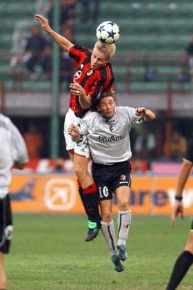 Martin Laursen (li., Milan) gegen Giuseppe Signori (Bologna) Fußball Herren Serie A 2003 2004, 1. Italienische Liga, AC Mailand - FC Bologna 2:1 Gruppe Mailand Dynamik, Überlegenheit