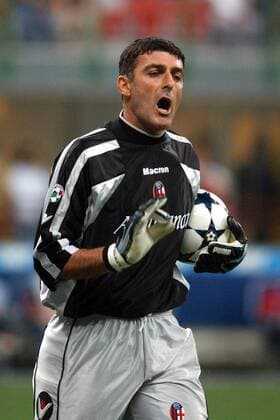 Torwart Gianluca Pagliuca (Bologna) mit italienischer Gestik und Ball Fußball Herren Serie A 2003 2004, 1. Italienische Liga, Mailand - FC Bologna 2:1 Einzelbild Mailand