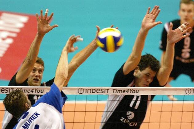 Dawid Murek (li., Polen) - Schmetterball gegen den Block von Frank Dehne (Mitte) und Norbert Walter (beide Deutschland) Volleyball EM Herren Europameisterschaft 2003, Länderspiel, Nationalmannschaft, Nationalteam, Nationaltrikot, Vdig Gruppe Berlin Dynamik