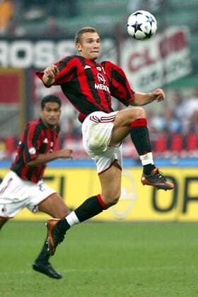 Andrej Schewtschenko (Milan) am Ball Fußball Herren Serie A 2003 2004, 1. Italienische Liga, AC Mailand Einzelbild Mailand Dynamik, Höhe,