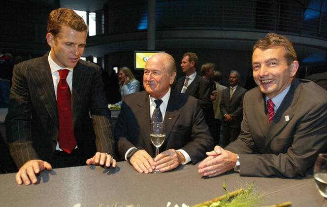 V.li.: Ex-Fußballer Oliver Bierhoff (Deutschland), FIFA-Präsident Josef Blatter (Schweiz) und Wolfgang Niersbach (Deutschland), geschäftsführender Vizepräsident im OK zur Weltmeisterschaft 2006, auf dem Festakt zur Eröffnung des Fußballglobus Fußball WM Herren Festakt zur Eröffnung des Fußballglobus 2003, Vorschau, Weltmeisterschaft 2006, Vdig Gruppe Berlin