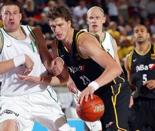 EuroBasket 2022, DBB, Historie, EM - Historie Patrick Femerling (Deutschland, re.) gegen Eurelijus Zukauskas (Litauen) Basketball EM Herren Europameisterschaft 2003, Gruppenspiel, Gruppe B, Länderspiel, Nationalmannschaft, Nationalteam, Gruppe Norrköping