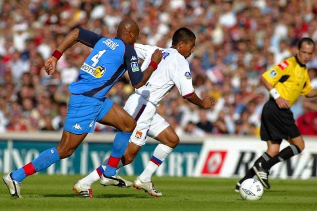 Giovane Elber (re., Lyon) gegen Jean-Alain Boumsong (Auxerre) Fußball Herren Ligue Une 2003 2004, 1. Französische Liga, Olympique Lyonnais - AJ Auxerre 1:1, OL, Vdig Gruppe Lyon Dynamik,  