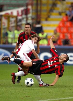 Andrej Schewtschenko (re., Milan) gegen Julien Escude (Ajax) Fußball EC 1 Herren Champions League 2003 2004, AC Mailand - Ajax Amsterdam 1:0 Gruppe Schmerz, Schmerzen, Mailand, Foul, Foulspiel, gefoult Dynamik, Kampf
