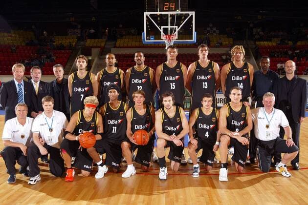 EuroBasket 2022, DBB, Historie, EM - Historie Mannschaftsfoto Deutschland, h.R.v.l.: Teamarzt Dr. Jürgen Klein, Vizepräsident Dr. Wolfgang Hilgert, Co-Trainer Armin Andres, Marko Pesic, Ademola Okulaja, Stephen Arigbabu, Robert Maras, Patrick Femerling, Dirk Nowitzki, Co-Trainer Rolando Blackman, ... Basketball EM Herren Europameisterschaft 2003, Gruppenspiel, Länderspiel, Gruppe B, Nationalmannschaft, Nationalteam, Totale Patrik, Marco, Nationaltrikot, Norrköping