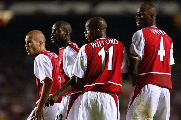 Gespannt schauen die Arsenal-Spieler v.li.: Fredrik Ljungberg, Lauren Etame Mayer, Sylvain Wiltord und Patrick Vieira (alle Arsenal London) dem Spielgerät hinterher Fußball EC 1 Herren Champions League 2003 2004, FC Gruppe Freddie, Freddy London Spannung
