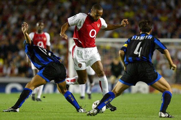 Thierry Henry (Arsenal London, Mitte) gegen Cannavaro (li.) und Cristiano Zanetti (beide Inter Mailand) Fußball EC 1 Herren Champions League 2003 2004, FC Arsenal London - Internazionale Mailand 0:3 Gruppe London Dynamik,