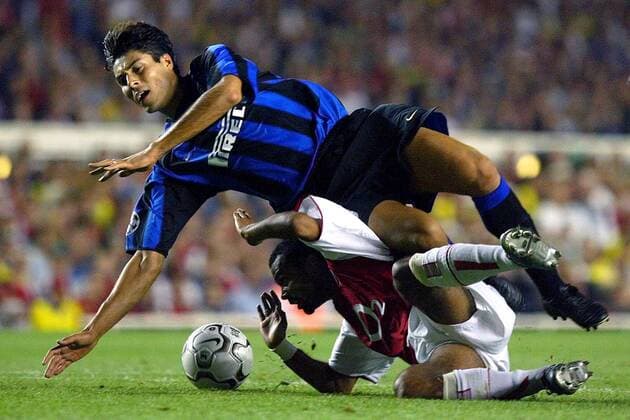 Ashley Cole (Arsenal London, unten) steigt hart gegen Julio Ricardo Cruz (Inter Mailand) ein Fußball EC 1 Herren Champions League 2003 2004, FC Arsenal London - Internazionale Mailand 0:3 Gruppe London Dynamik, Kampf,