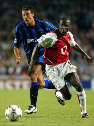 Lauren Etame Mayer (Arsenal London, re.) gegen Kily Gonzalez (Inter Mailand) Fußball EC 1 Herren Champions League 2003 2004, FC Arsenal London - Internazionale Mailand 0:3 Gruppe London Dynamik,