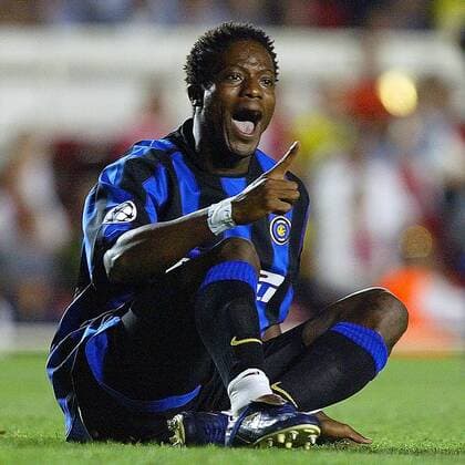 Mohamed Kallon (Inter Mailand) beschwert sich Fußball EC 1 Herren Champions League 2003 2004, London - Internazionale Mailand 0:3 Einzelbild London Spannung