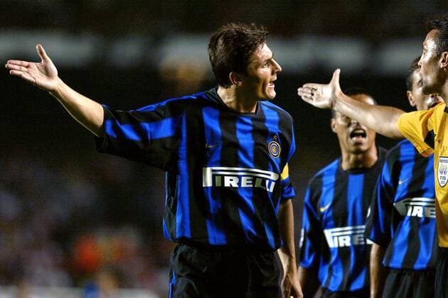 Javier Zanetti (Inter Mailand, li.) beschwert sich bei Fifa-Schiedsrichter Manuel Enrique Mejuto Gonzalez (Spanien) Fußball EC 1 Herren Champions League 2003 2004, London - Internazionale Mailand 0:3 Gruppe London Spannung