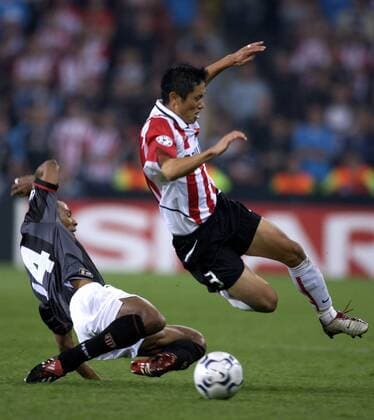 Young-Pyo Lee (re., Eindhoven) und Edouard Cisse (Monaco) fliegen durch die Luft Fußball EC 1 Herren Champions League 2003 2004, PSV Eindhoven - AS Monaco 1:2, Gruppe Eindhoven Dynamik