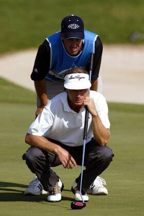 Bernhard Langer (Deutschland) taxiert mit seinem Caddy Russ Holden die Ideallinie Golf Herren Linde German Masters 2003, Golfen, PGA European Tour, TPC of Europe, Vdig Gruppe Gut Lärchenhof Köln-Pulheim