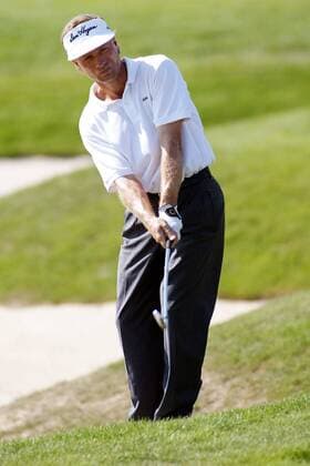 Bernhard Langer (Deutschland) - Chip mit dem Wedge Golf Herren Linde German Masters 2003, Golfen, PGA European Tour, TPC of Europe, Vdig Einzelbild Gut Lärchenhof Köln-Pulheim