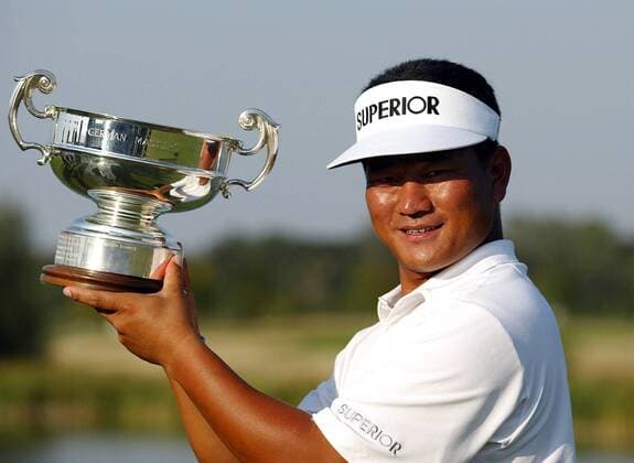 Sieger Kyoung-Ju Choi (Südkorea) präsentiert stolz den Pokal Golf Herren Linde German Master 2003, Golfen, PGA-European-Tour, TPC of Europe Einzelbild Gut Lärchenhof Kyung KJ K J Köln-Pulheim, Kyung Freude,