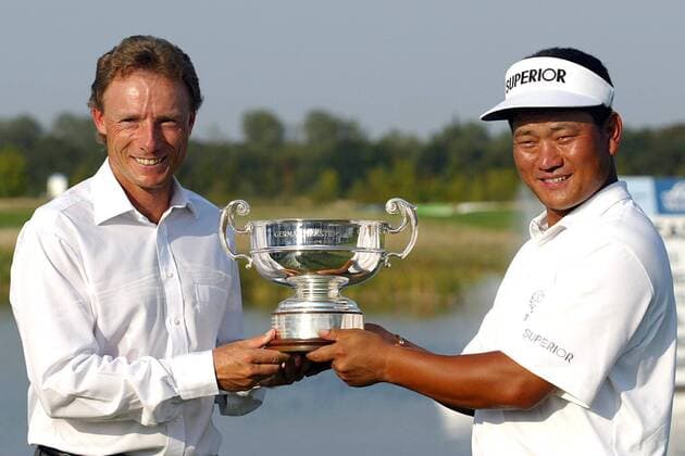 Mitorganisator Bernhard Langer (Deutschland, li.) übergibt den Pokal an Sieger Kyoung-Ju Choi (Südkorea) Golf Herren Linde German Master 2003, Golfen, PGA-European-Tour, TPC of Europe Gruppe Gut Lärchenhof Kyung KJ K J Köln-Pulheim, Kyung