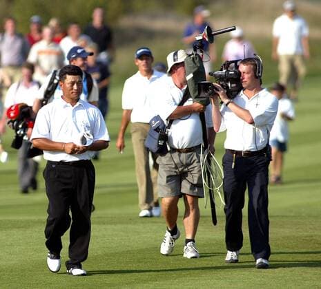 Ein Fernsehteam begleitet Kyoung-Ju Choi (Südkorea, li.) auf seinem Weg Golf Herren Linde German Master 2003, Golfen, PGA-European-Tour, TPC of Europe Totale Gut Lärchenhof Kyung KJ K J Köln-Pulheim, Kyung