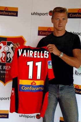 Neuzugang Tony Vairelles (Rennes) präsentiert sein künftiges Trikot mit der Rückennummer 11 Fußball Herren Ligue Une 2003 2004, 1. Französische Liga, Stade Rennais, Vorstellung, Präsentation Einzelbild Rennes  