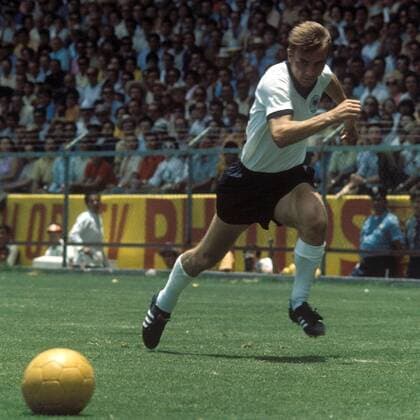 Reinhard Stan Libuda (BR Deutschland) am Ball Fußball WM Herren DEUTSCHSPRACHIGE SPORTZEITSCHRIFTEN UND -ZEITUNGEN NUR NACH RÜCKSPRACHE, Weltmeisterschaft 1970 Einzelbild Mexico-City, Mexiko-Stadt Dynamik,