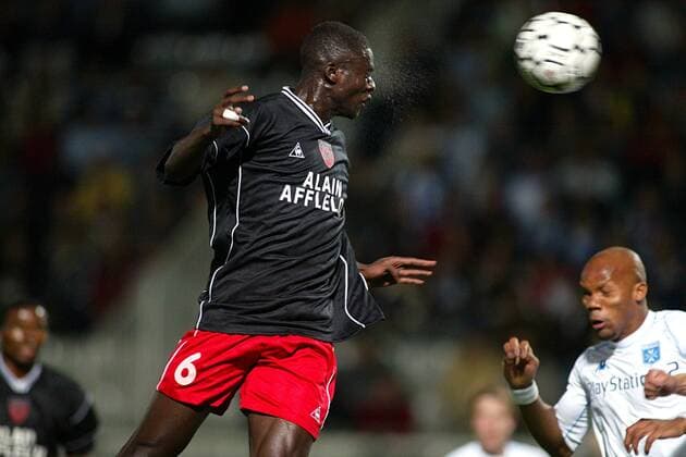 Kader Mangane (Neuchatel, li.) - Kopfball Fußball EC 3 Herren UEFA-Cup 2003 2004, Pokal, Europapokal, Europacup, Auxerre - FC Neuchatel Xamax 1:0 Einzelbild Auxerre Dynamik,  