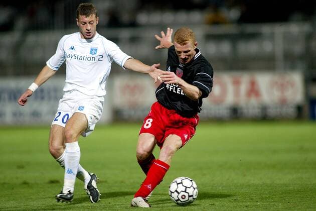 Andre Wiederkehr (Neuchatel, re) gegen Arnaud Gonzalez (Auxerre) Fußball EC 3 Herren UEFA-Cup 2003 2004, Pokal, Europapokal, Europacup, AJ Auxerre - FC Neuchatel Xamax 1:0 Gruppe Auxerre Dynamik,  