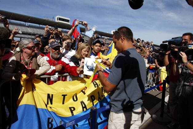 Juan Pablo Montoya (Kolumbien BMW-Williams) schreibt für seine Fans Autogramme Motorsport Grand Prix Herren Großer Preis der USA 2003, Formel 1 Weltmeisterschaft, F1, F, GP, WM, Vdig Gruppe Indianapolis