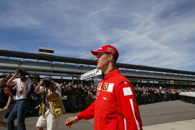 Michael Schumacher (Deutschland Ferrari) genießt das Medien- und Faninteresse Motorsport Grand Prix Herren Großer Preis der USA 2003, Formel 1 Weltmeisterschaft, F1, F, GP, WM, Vdig Gruppe Indianapolis