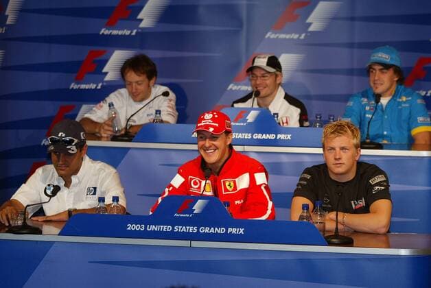 Michael Schumacher (Deutschland Ferrari, Mitte) gut gelaunt zwischen Kimi Räikkönen (Finnland McLaren-Mercedes, re.) und Juan Pablo Montoya (Kolumbien BMW-Williams) während der Pressekonferenz Motorsport Grand Prix Herren Großer Preis der USA 2003, Formel 1 Weltmeisterschaft, F1, F, GP, WM, Vdig Gruppe Indianapolis