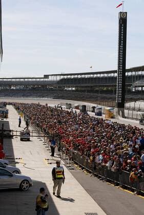 Fanmassen tummeln sich in der Boxengasse und warten auf die Fahrer beim Großen Preis der USA Motorsport Grand Prix Herren Großer Preis der USA 2003, Formel 1 Weltmeisterschaft, F1, F, GP, WM, Vdig Totale Indianapolis Masse,