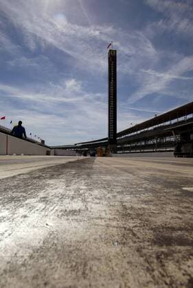 Blauer Himmel über der leeren Boxengasse des Motor Speedway in Indianapolis mit der Anzeigesäule Motorsport Grand Prix Herren Großer Preis der USA 2003, Formel 1 Weltmeisterschaft, F1, F, GP, WM, Vdig Totale Motor Speedway Indianapolis Leere,