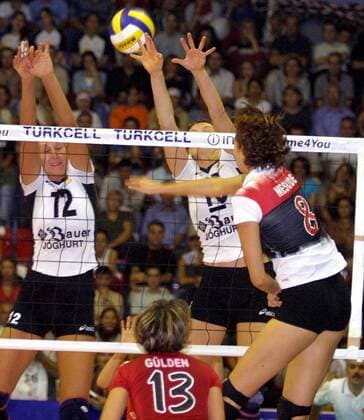 Duell am Netz: Mesude Kuyan (Türkei, re.) schmettert am Doppelblock von Angelina Grün (Mitte) und Olessya Kulakova (beide Deutschland) vorbei Volleyball EM Damen Europameisterschaft 2003, Länderspiel, Nationalmannschaft, Nationalteam, Nationaltrikot, Vdig Gruppe Ankara Dynamik, Abwehr,
