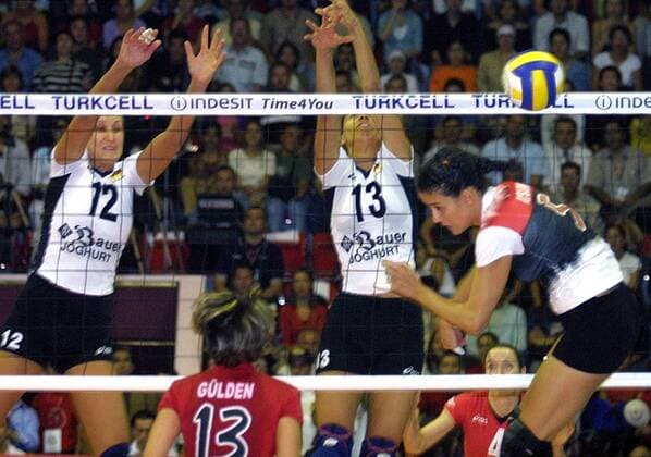 Erfolgreicher Doppelblock: v.li. Olessya Kulakova und Atika Bouagaa (beide Deutschland) blocken den Schmetterball von Aysun Özbek (Türkei) Volleyball EM Damen Europameisterschaft 2003, Länderspiel, Nationalmannschaft, Nationalteam, Nationaltrikot, Vdig Gruppe Ankara Dynamik, Abwehr,