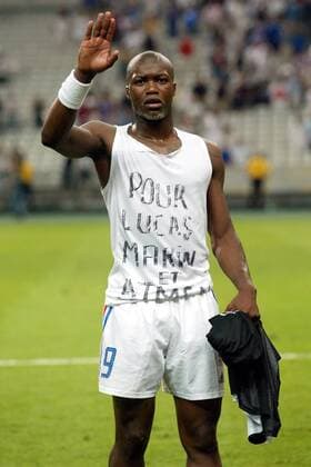 Djibril Cisse (Frankreich) grüßt mit einem Schriftzug auf seinem Tshirt Fußball Länderspiel Herren Confederationscup 2003, Confederations Cup, Konföderationencup, Konföderationen, Länderspiel Einzelbild Paris St. Denis  
