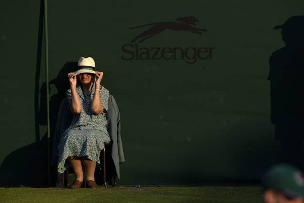 Linienrichterin versteckt sich unter ihrem Hut Tennis Damen All England Championships 2003, Grand Slam, WTA-Tour Einzelbild Wimbledon London